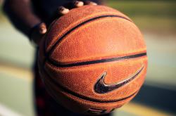 爱游戏官方-2026世界杯之夜，库里压制级发挥，篮球之神降临足球圣殿