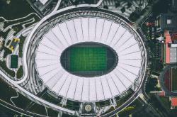 爱游戏在线-年度焦点之战，骑士铁骑强压马刺，经典对决再现江湖