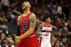 爱游戏在线-玫瑰持球稳定，公牛队友补篮迅速，全队配合默契的简单介绍