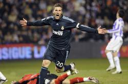 爱游戏体育-年度焦点之战之夜，爱德华兹关键进球定乾坤