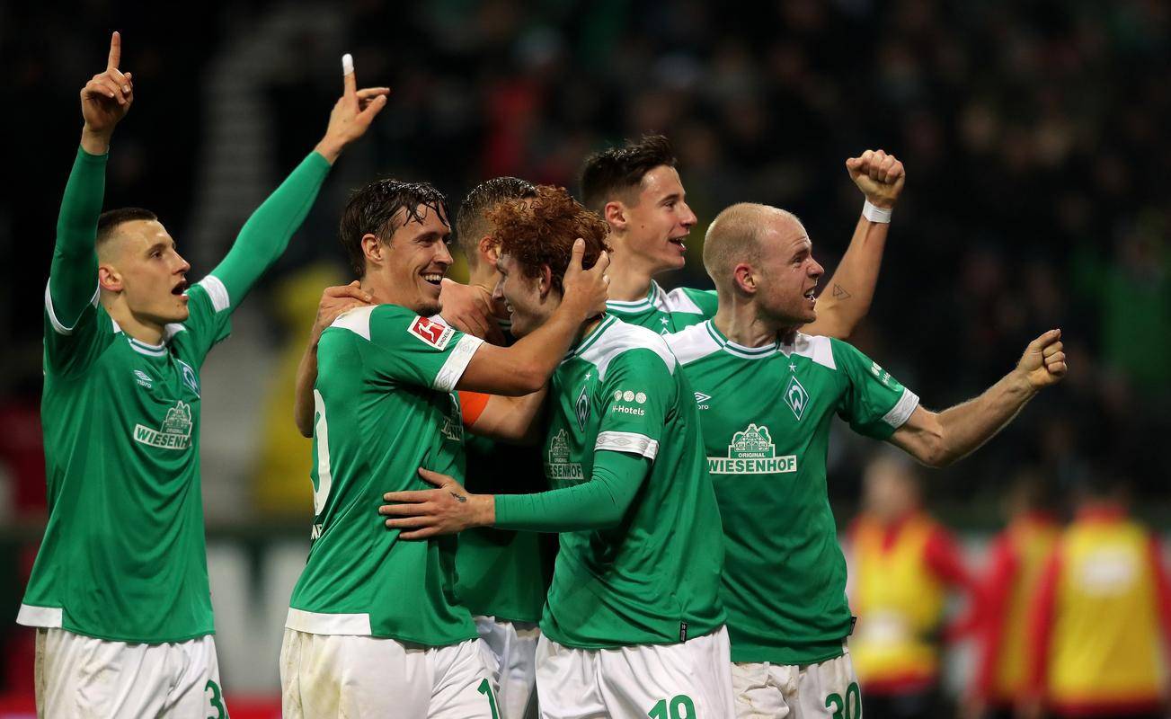 美因茨客场击败对手，全队庆祝