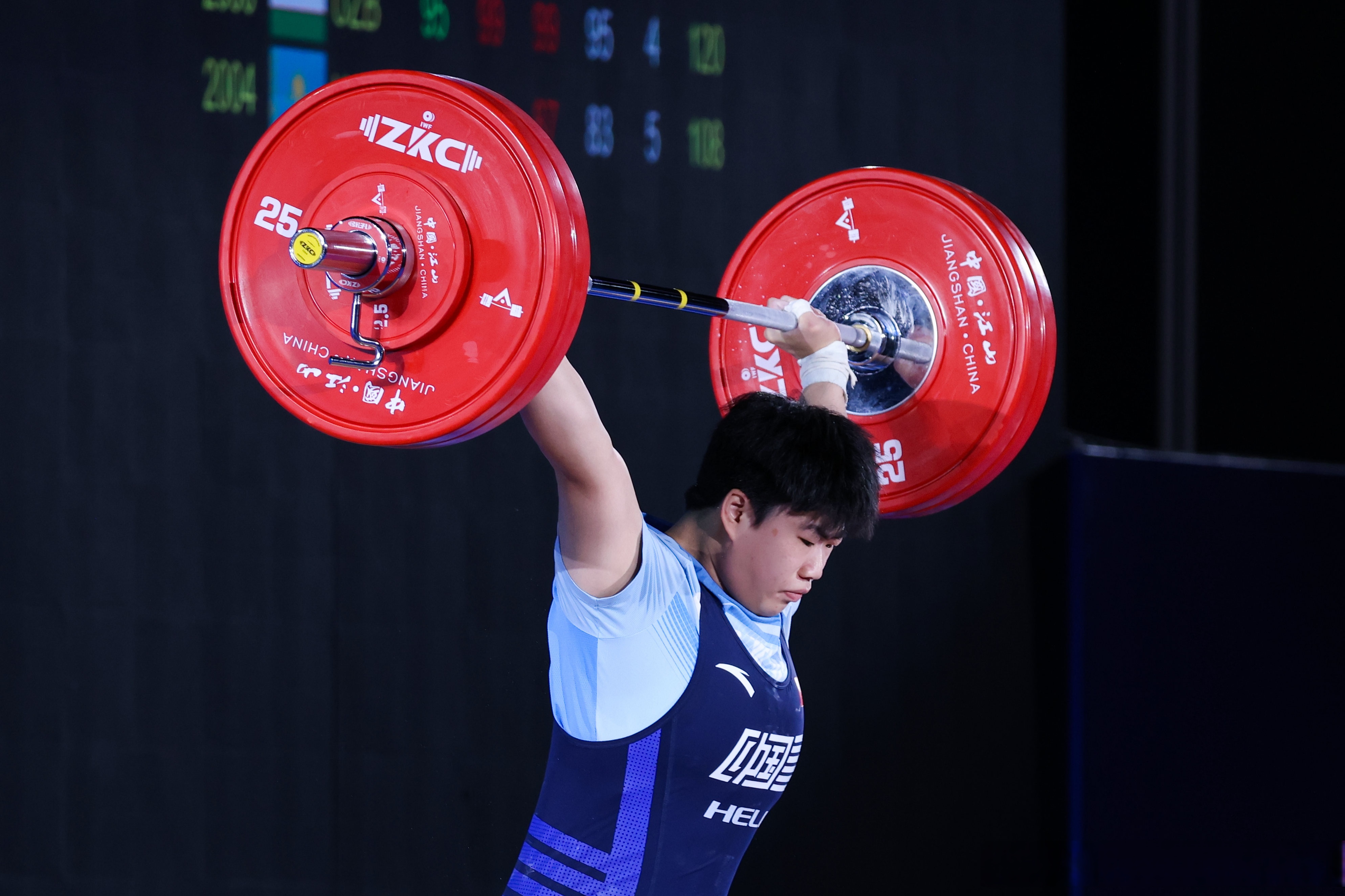 韩国选手在举重赛中力挫对手的简单介绍