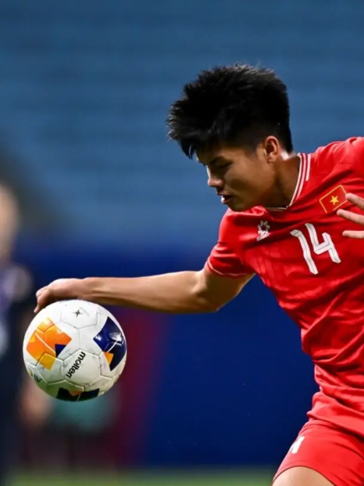 亚洲球员在欧冠赛场上披荆斩棘