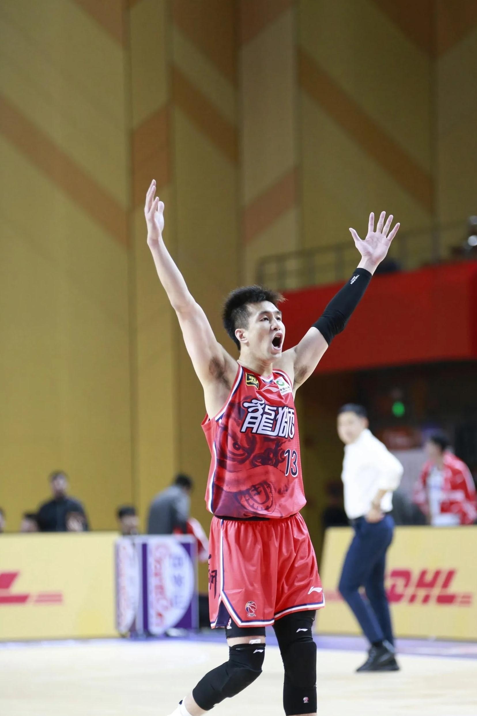 包含新疆男篮士气高昂，誓取胜利的词条