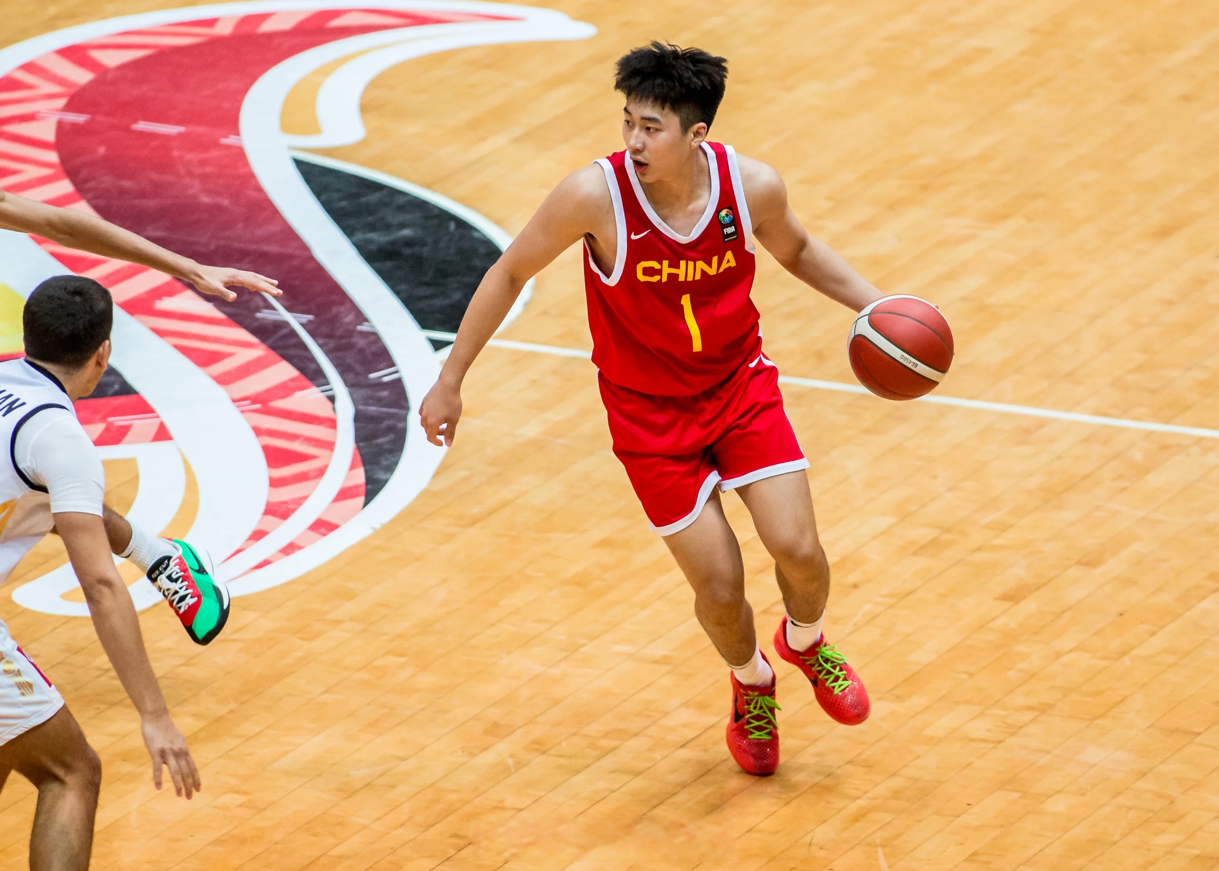 关于边路球员发挥出色，球队备战抗衡强队的信息