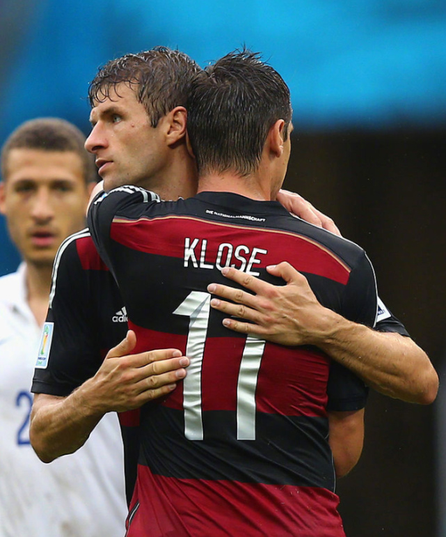 阿森纳碾压巴西，穆勒刷新纪录