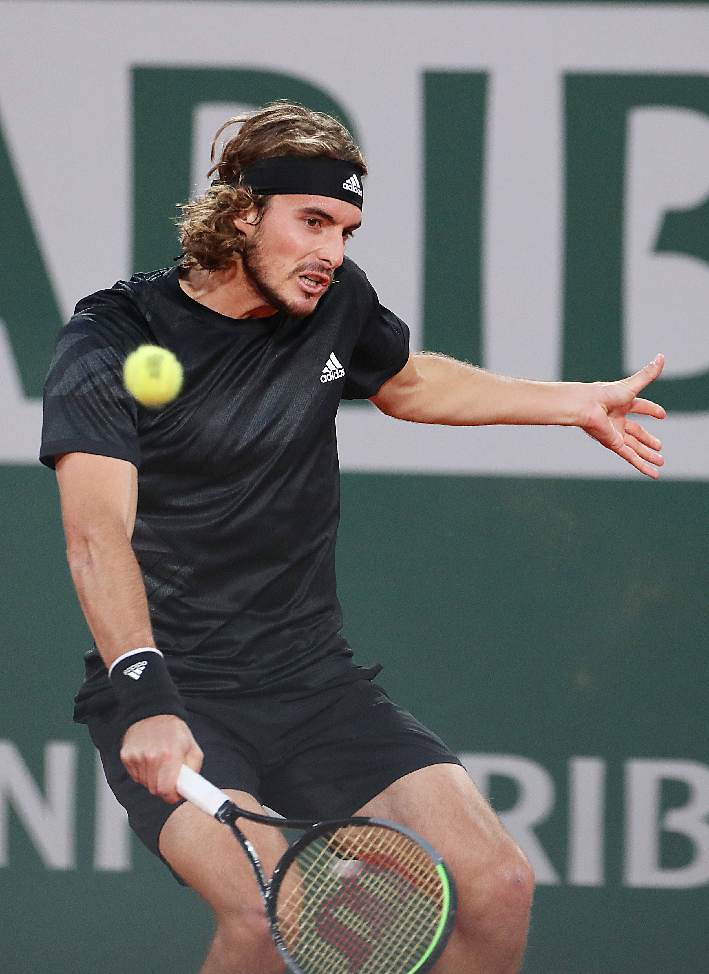 包含世界网球队绝杀法国网球队，西西帕斯爆发神勇的词条