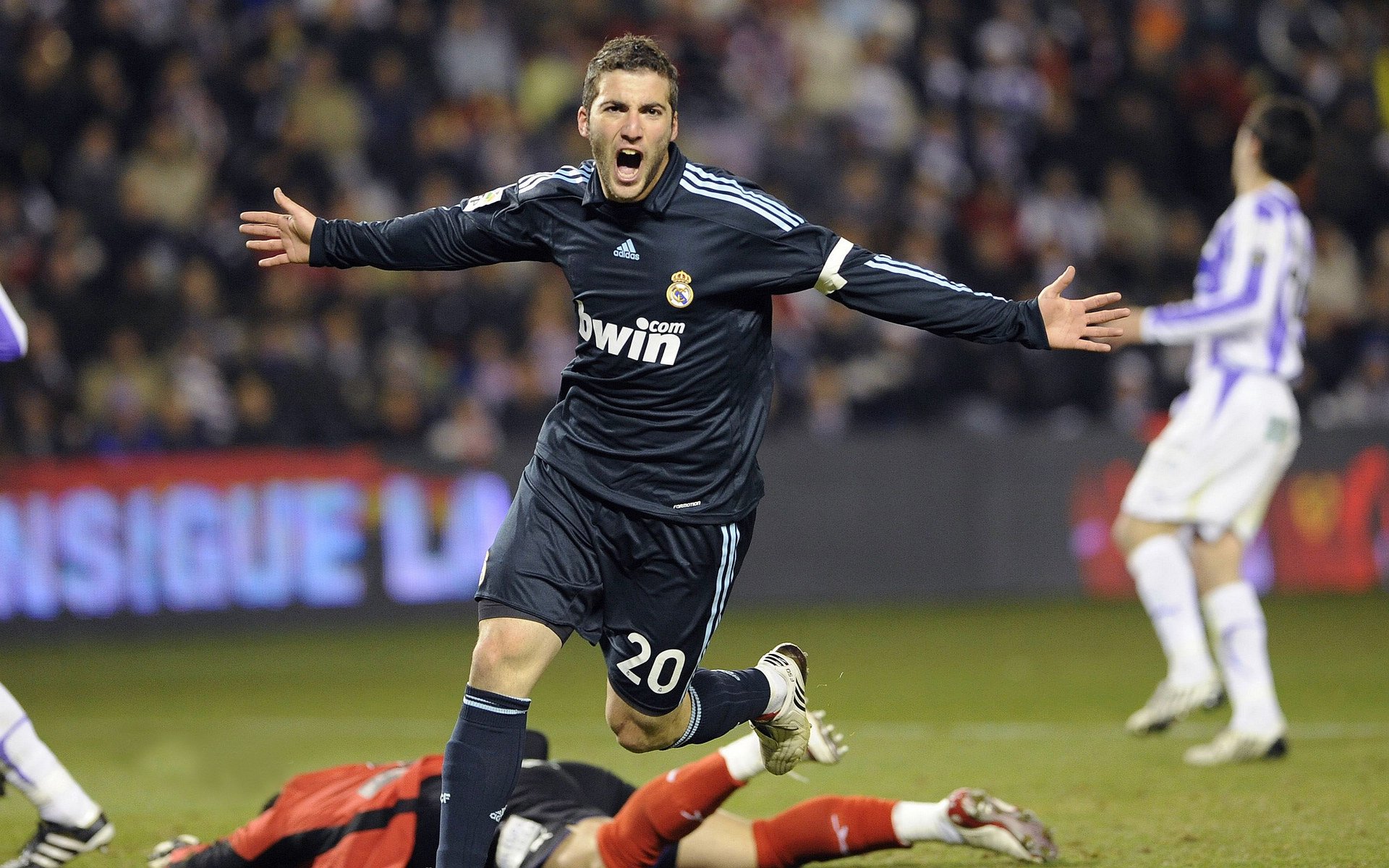 诺里斯一骑绝尘,阿斯顿马丁力克红牛二队上演策略逆袭