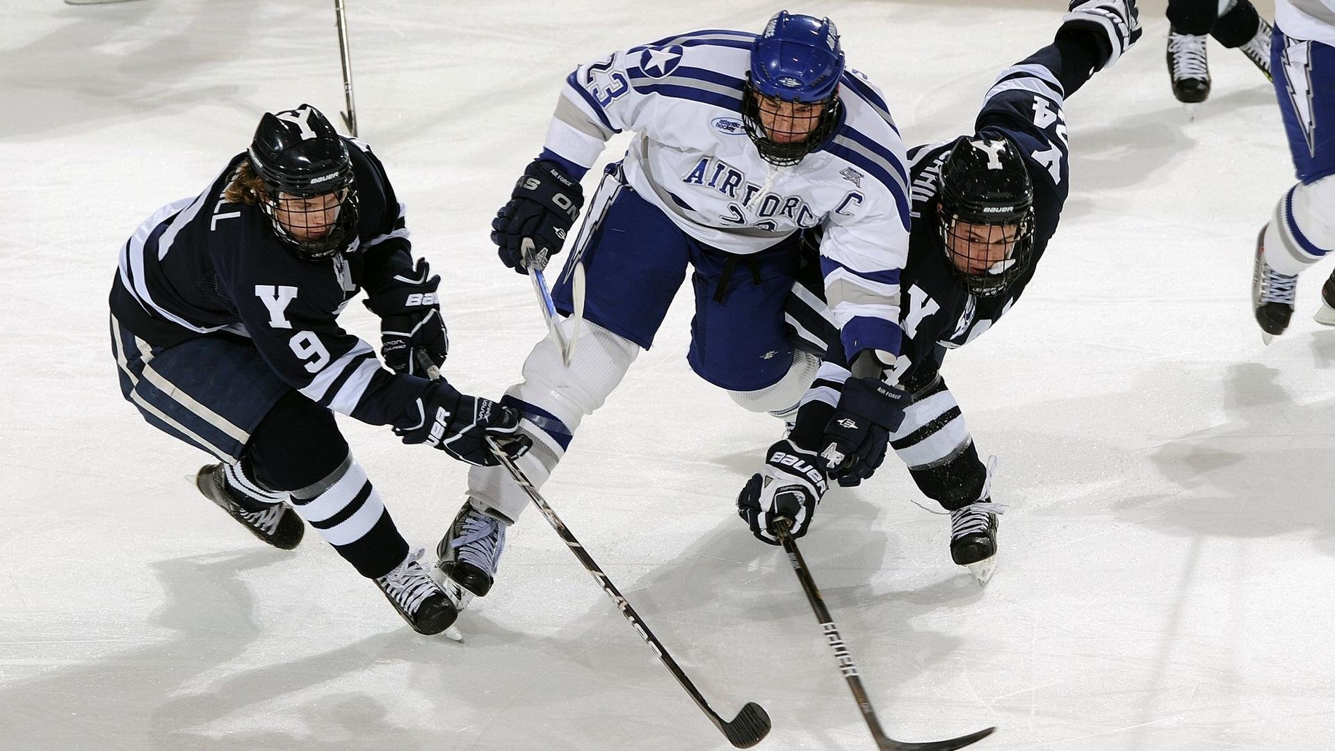 绿茵场与石油战场，当英超争冠焦点战遇见伊朗鏖战安哥拉